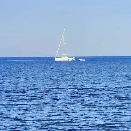 펜션 Bungalow With Garden And Air Conditioning, 150m To The Sea In Bademli, Sleeps 6 디킬리